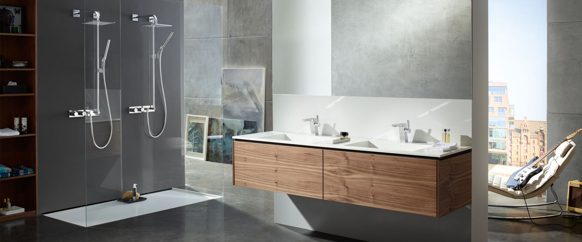 Cooles Badezimmer mit E-Gitarre und modernen Badarmaturen der Serie Hansaloft von Hansa am Doppelwaschtisch und in der Dusche.