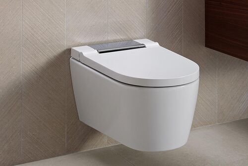 Modernes Dusch-WC AquaClean Sela von Geberit mit flexiblem Duscharm, effektiver TurboFlush Spültechnologie und Fernbedienung.