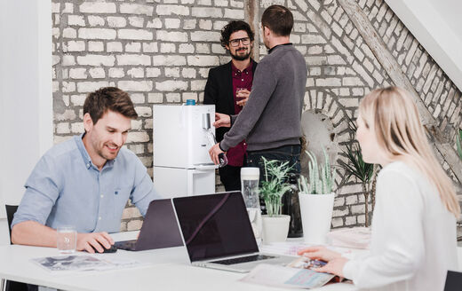 BWT AQADrink Die optimale Lösung fürs Büro: der BWT AQADrink Wasserspender mit Standfuß liefert stets gereinigtes mit Magnesium angereichertes Wasser auf Knopfdruck.