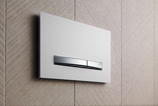 Geberit Sigma50 Square Elegante Drückerplatte Sigma50 von Geberit mit weißer Glasrückwand und 2-Mengen-Technik.