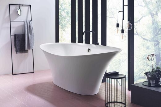 Burgbad Badu Freistehende Badewanne von Burgbad Badu in Badezimmer.
