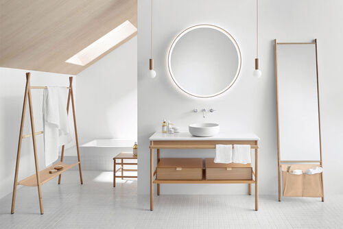 Badezimmer weiss und Holz. Design von burgbad Mya.
