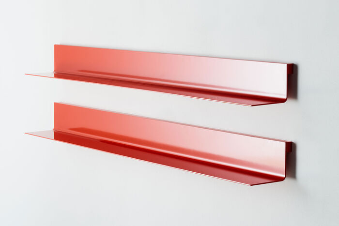 Moderne Ablageboards aus der Badmöbelserie RGB von burgbad. Ausführung in trendigem Rot bieten sie Platz für viele Badartikel.