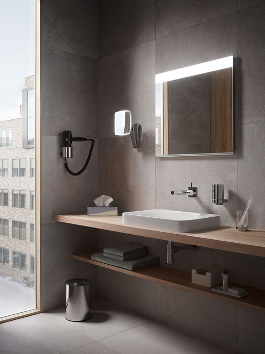 Waschbereich in einem Hotel mit Waschtisch, Fön und Kosmetikspiegel iLook move in eckiger Ausführung von KEUCO. 
