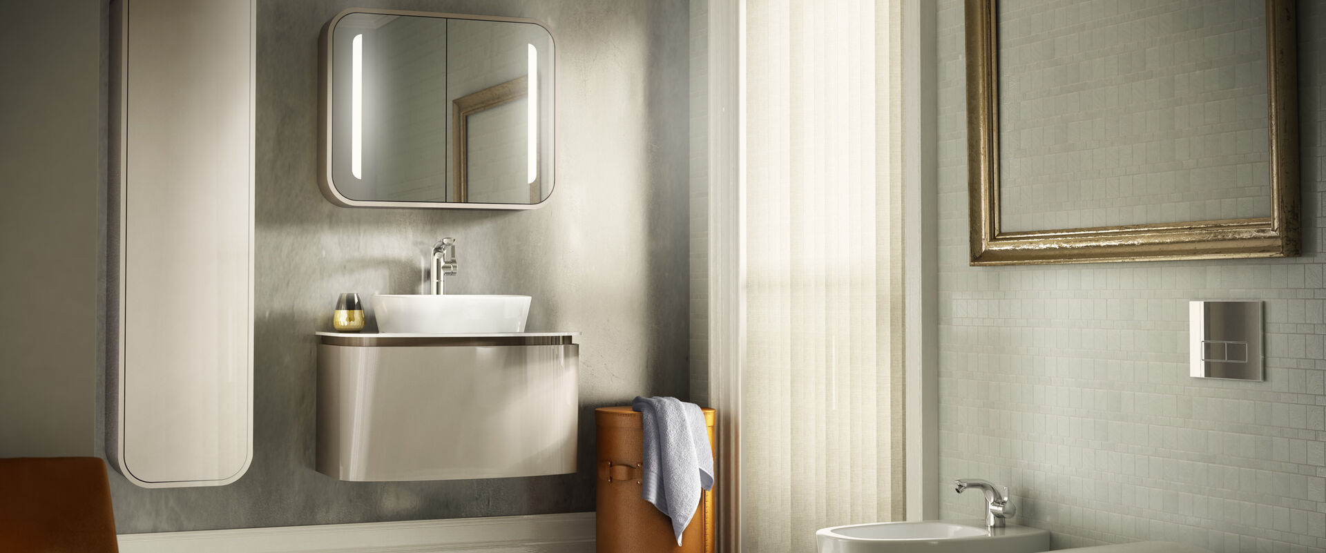 Ideal Standard DEA Blick in komplettes Badezimmer mit Keramik und Badmöbeln.