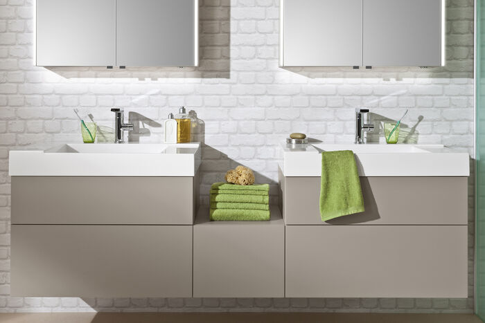 Badmöbelsystem für Waschplatz in beige mit zwei Waschbecken und Badspiegeln.