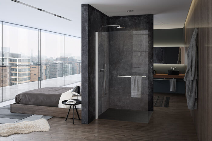 Luxuriöses Hüppe Badezimmer in dunklen Farben mit angeschlossenem Bett. Die Dusche Select+ ist frei begehbar und mit Select+ Accessoires ausgestattet.