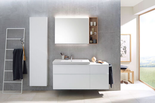 Modernes Badezimmer von Geberit iCon mit weißen Fronten.