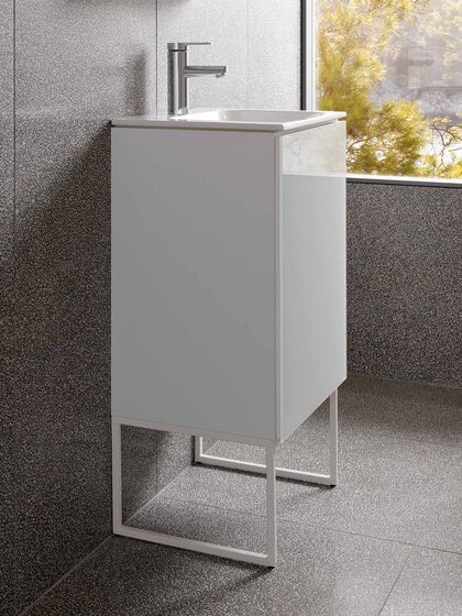 Klein, kompakt und trotzdem praktisch: der Waschbecken-Unterschrank von Keuco X-Line nimmt die wichtigsten Badartikel auf.