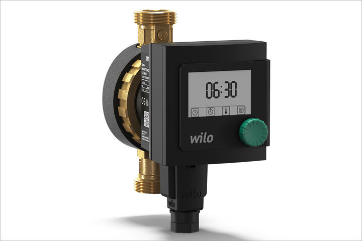 Freisteller Zirkulationspumpe zum Legionellenschutz mit Displayanzeige.