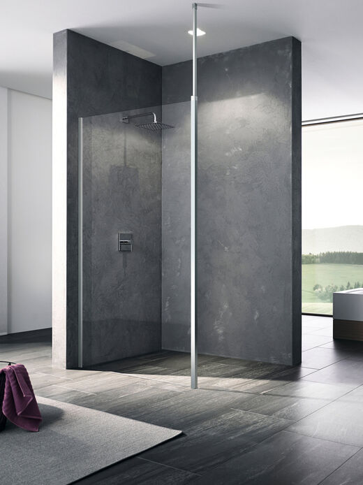 Kermi Walk-In XB Bodenebene Dusche, an der eine Kermi Walk In XB Wall installiert ist. Die Duschwand aus Glas trennt die Dusche vom restlichen Badezimmerraum, dessen Boden in Holzoptik gestaltet ist.