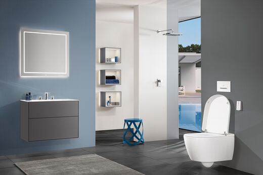 Villeroy & Boch ViClean-I 100 Kleines Bad von Villeroy & Boch mit kompaktem Waschplatz und Dusch-Toilette ViClean-I 100. Ambiente in grau-anthrazit mit Fensteraussicht auf Pool und Terrasse.