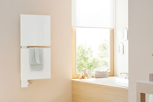 Heizung wandmontiert. Viereckige Designmodule in weiss mit Handtuch. Seitlich Badewanne und Waschbecken.