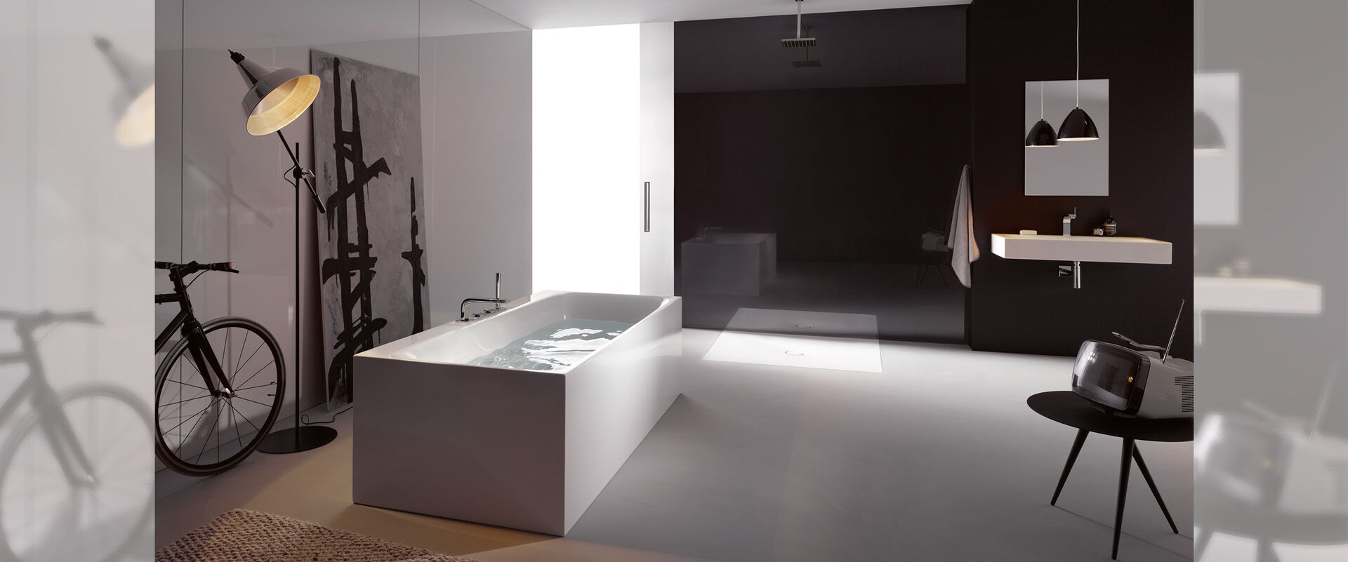 Designbad mit freistehender Badewanne, begehbarer Dusche und Waschbecken.