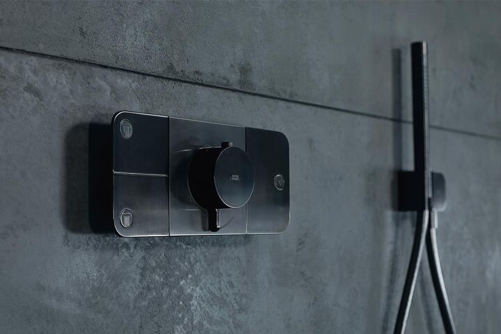 Schwarze Design Duscharmatur an der Wand montiert. Wahltasten und einer Stabbrause.