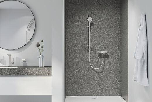 Die GROHE Rainshower SmartActive im Duschset mit Brausestange und passender Armatur in der Farbe Chrom.