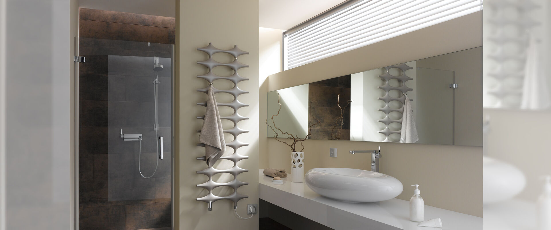 Badezimmer mit Designheizkörper im organischen Design. Dusche und Waschplatz.