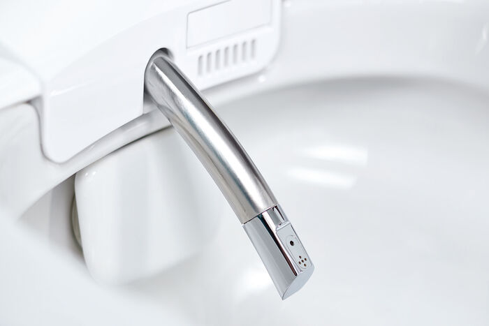 Detailbild der Reinigungsdüse im V-care Dusch-WC von VitrA. Der Reinigungsstrahl lässt sich individuell einstellen.
