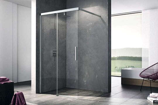Edle Duschabtrennung für bodenebene Duschen: die Lösung NICA von Kermi enthält stabile Profile und kombiniert Festfelder mit Türen.