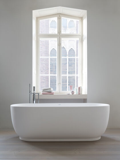 Design Badewanne freistehend im Loft mit Standarmatur.