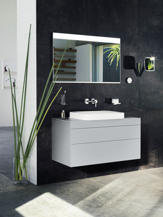 Moderner Waschplatz von Keuco mit Waschtisch, Kosmetikspiegel und schlankem Lichtspiegel Edition 400. 