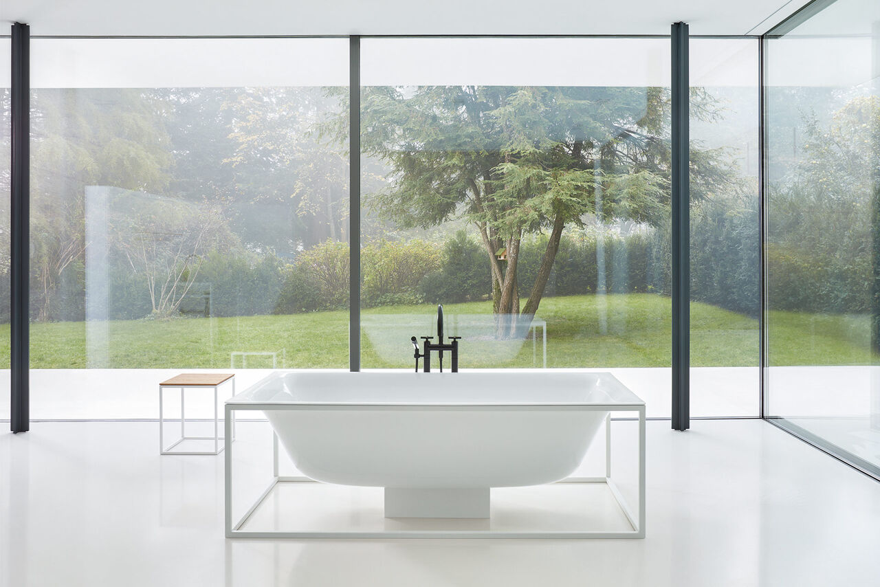 Komplettbad BetteLux Shape von Bette Design Badewanne in weißem Stahlgestell. Hintergrund Blick in den Garten.