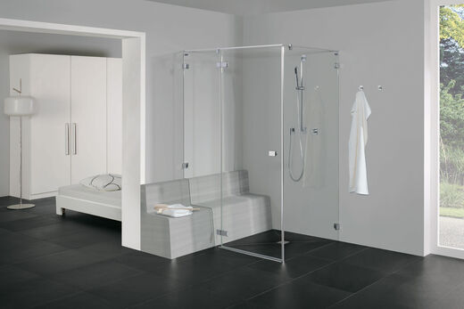 Begehbare Dusche mit integrierter Sitzbank, deren Form konturgeschnitten wurde aus der Duschtrennwand Collection 3 von Duscholux.