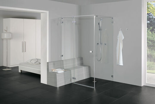 Duscholux Collection 3 Begehbare Dusche mit integrierter Sitzbank, deren Form konturgeschnitten wurde aus der Duschtrennwand Collection 3 von Duscholux.
