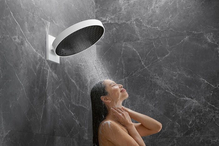 Der kräftige Powderrain Intense-Strahl aus der Kopfbrause von Rainfinity/hansgrohe spült zum Beispiel Shampoo im Nu ab.