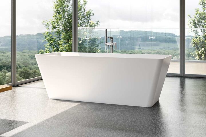 Frei im Raum stehende Badewanne in Rechteckform von Kaldewei aus der Serie Formia hergestellt in dem Material Bestone.
