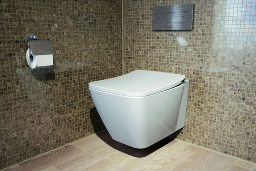 Kantige Toilette in weißer Keramik der Serie Strada 2von Ideal Standard.