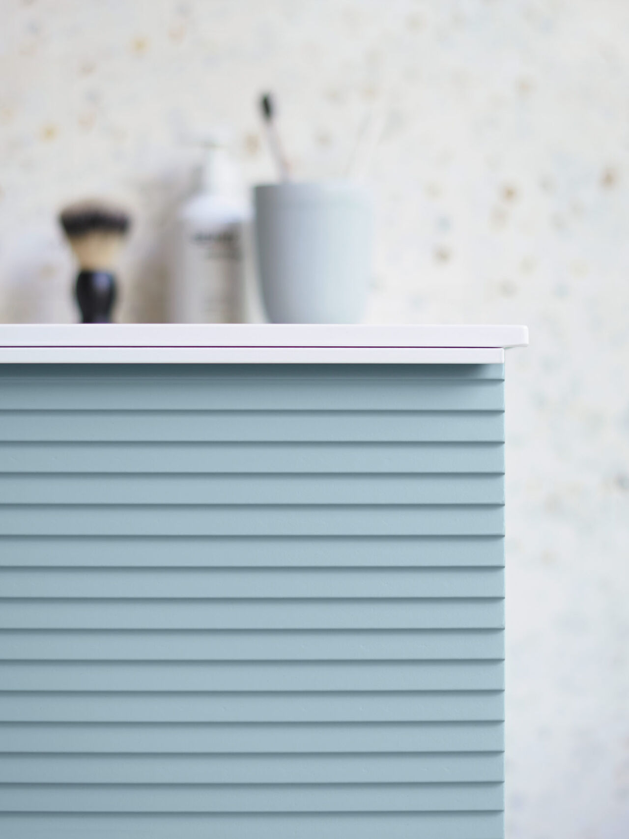 Die farbig gestalteten Fronten der Badserie Fiumo im Plisee-Look oder glatt.