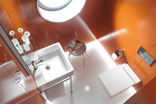 Kleines Badezimmer mit eckigem Waschbecken auf Stahlgestell, Toilette und Badhocker. blick von oben.