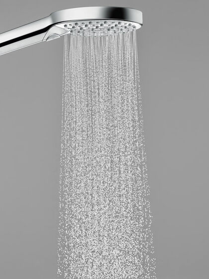 Raindance Select Handbrause von hansgrohe in runder Form, aus der Wasser strömt.