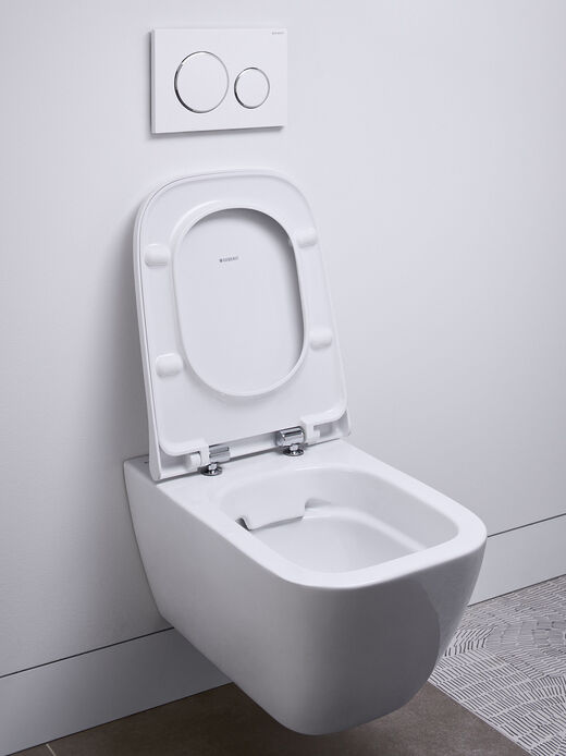 Ein modern abgerundetes WC rundet die Komplettbadserie Smyle aus Keramik und Badmöbeln von Geberit ab.