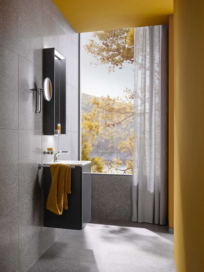 Gäste-Bad mit anthrazit-farbenem Badmöbel-Ensemble Keuco X-Line aus Waschbecken, passendem Waschbecken-Unterschrank und einem farblich angepassten Lichtspiegel.