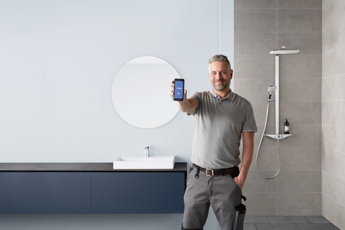 Mann testeet zu Hause im Badezimmer die Hansa Wellfit App.