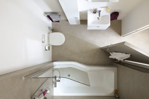 Kleines Badezimmer von oben mit Badewanne, Waschplatz, Toilette und Hochschrank.