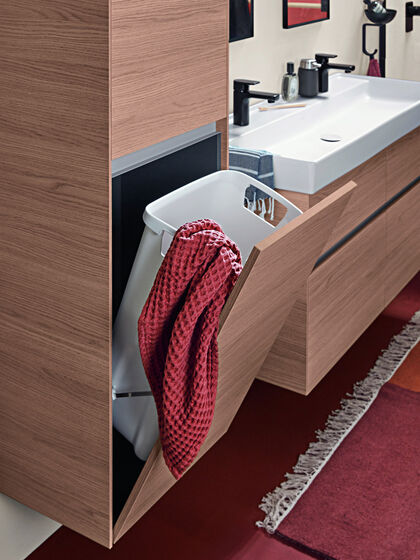 Praktisches Detail im Schrank integriert: Wäschekippe in einem Collaro Hochschrank von Villeroy & Boch.
