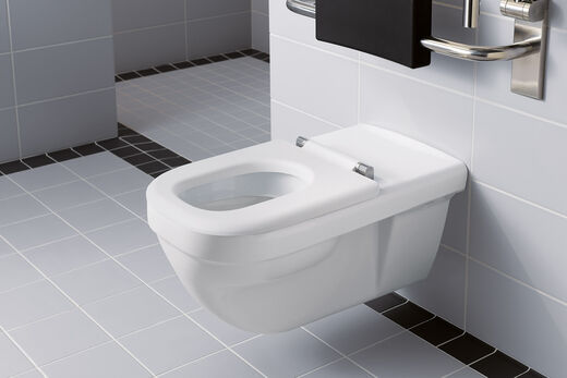Geberit Renova Comfort Spülrandlose barrierefreie Toilette an der Wand montiert in weißer Keramik.