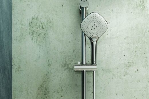 Ideal Standard Evo Jet Handbrause Evo Jet von Ideal Standard, die an einer hellgrünen Badezimmerwand befestigt ist.