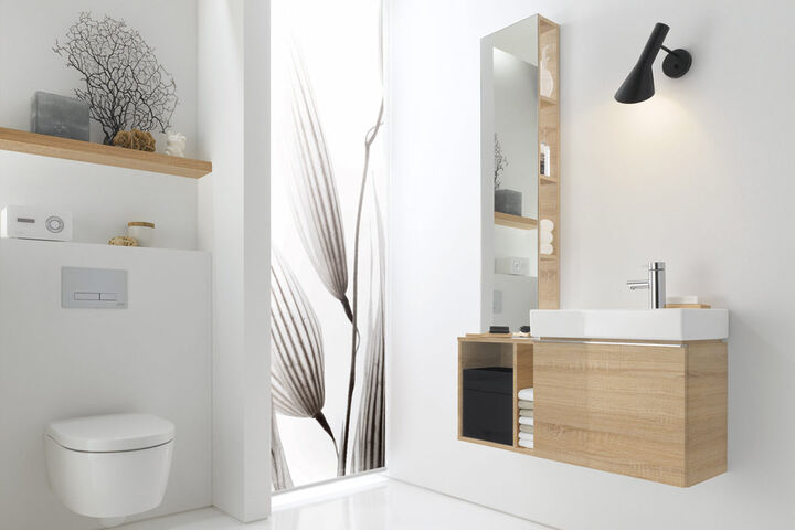 Badmöbelregal mit Spiegel. Aufsatzwaschbecken und Holzunterschrank mit Schublade.