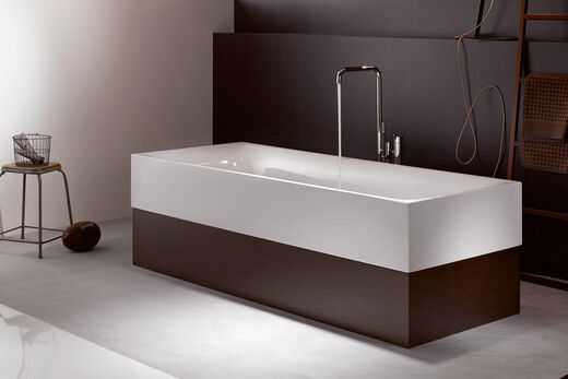 BetteLux Highline Badewanne mit Holzsockel freistehend.