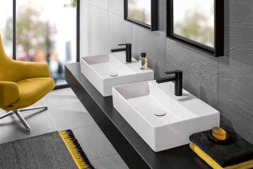 Trendige Farbkombination in diesem Bad von Villeroy & Boch: Curryfarbene Möbel und Accessoires betonen die gelungene Waschplatzkombination mit zwei rechteckigen Aufsatz-Waschtischen der Serie Memento 2.0.