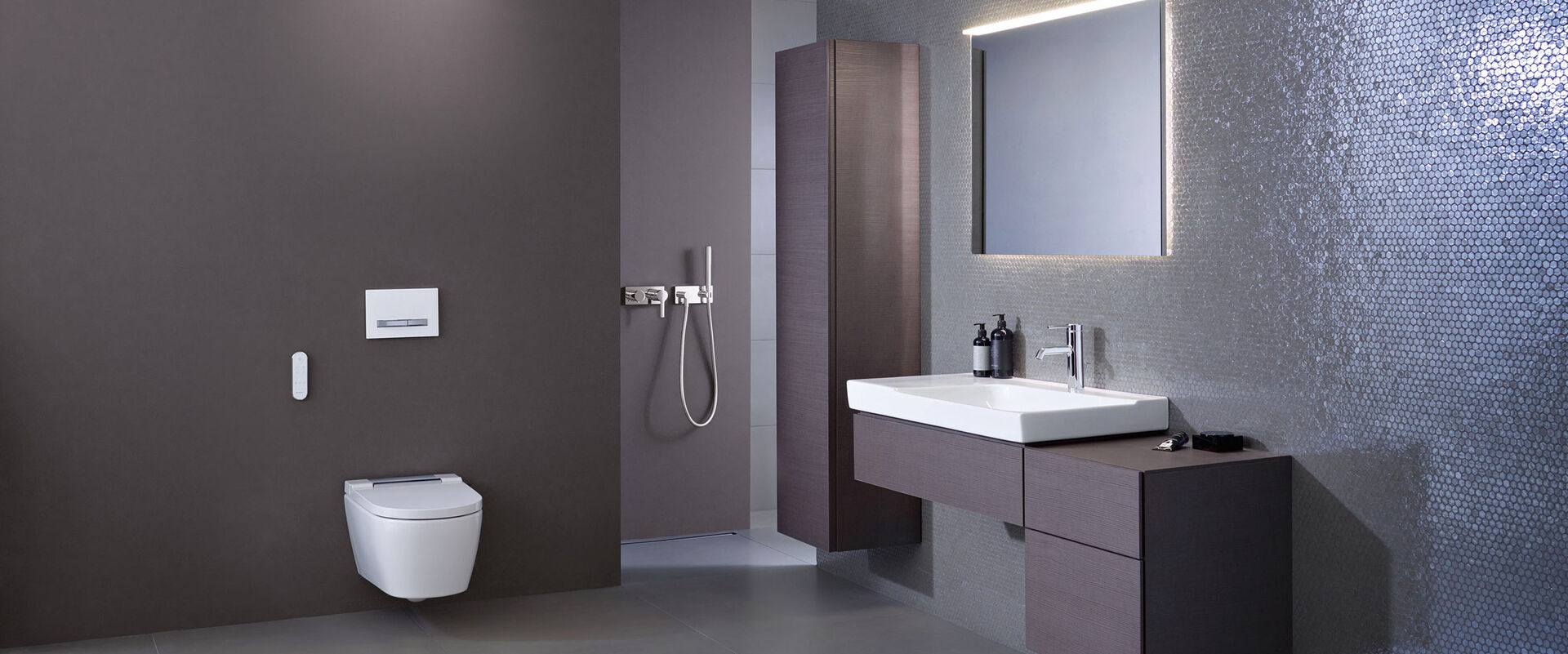 Traumbad mit modernem Dusch-WC von Geberit: Das AquaClean Sela bietet zahlreiche Komfortfunktionen, die sich bequem per Fernbedienung steuern lassen.
