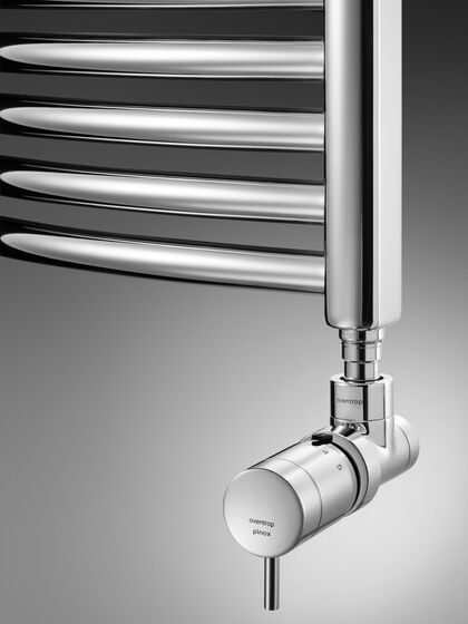 Theromostatregler in modernem Design an Badheizkörper.
