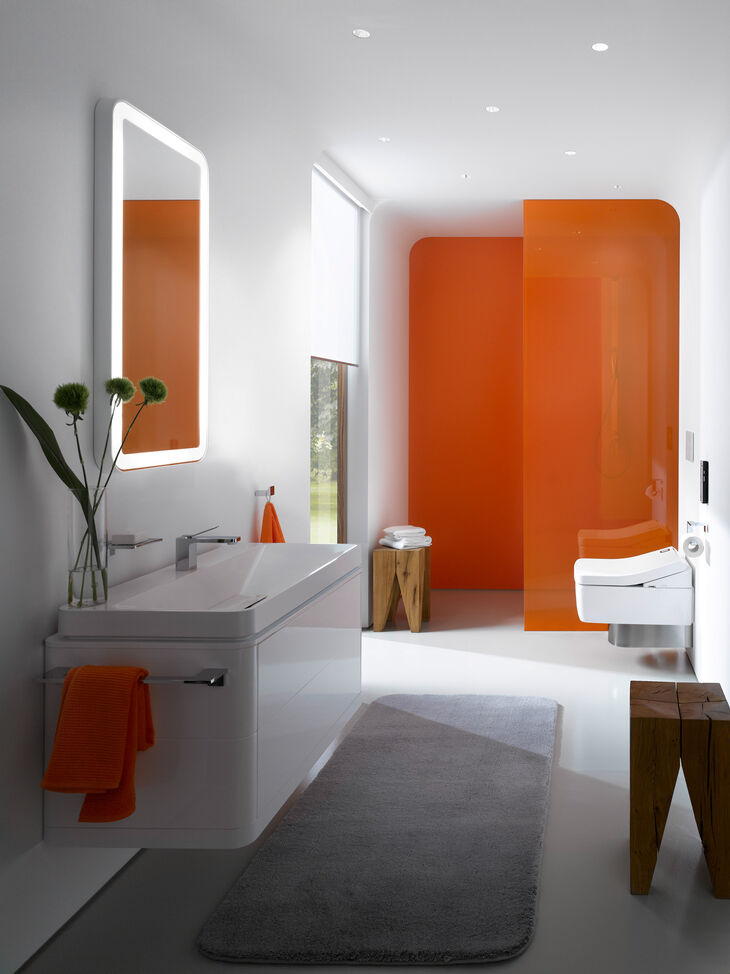 TOTO SG-Serie Modernes Badezimmer mit begehbarer Dusche, Badmöbel, Badspiegel und Dusch-WC.