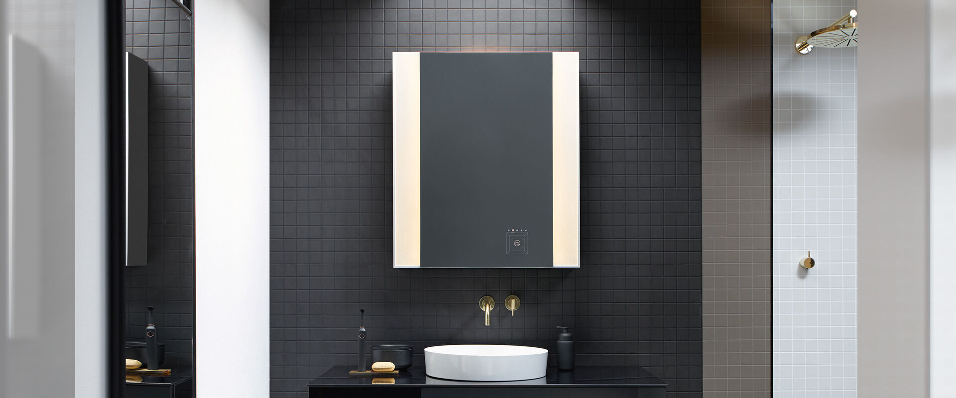 Beleuchteter Spiegelschrank mit zwei seitlichen LED-Leisten über Waschplatz.