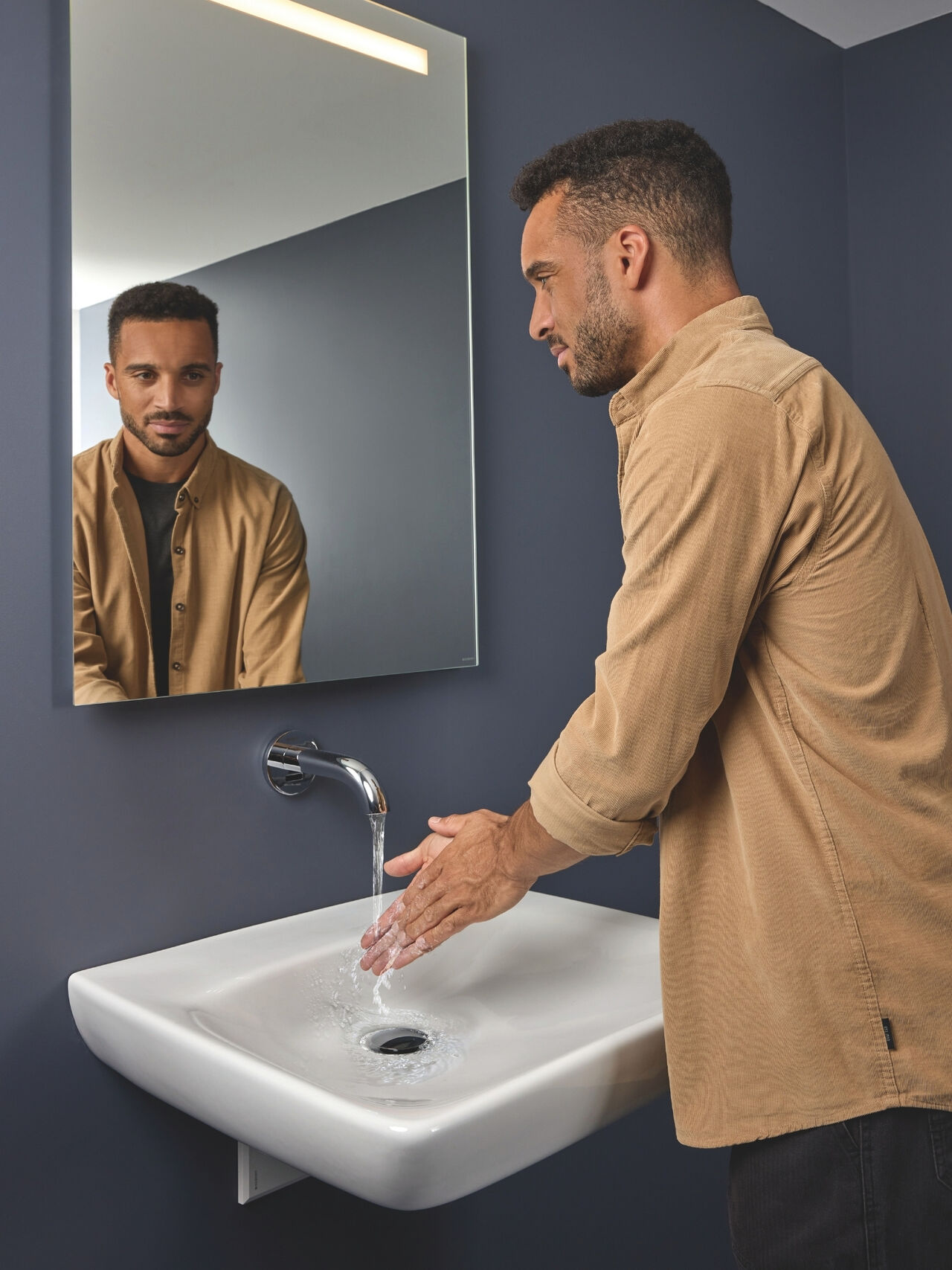 Geberit Renova Comfort, unterfahrbarer Waschtisch für mehr Freiheit