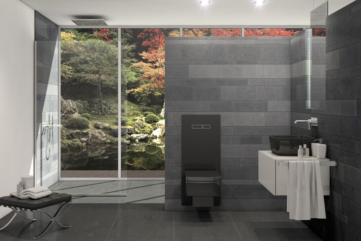 Modernes Komfortbadezimmer von TECE mit großer Fensterfront und Waldlandschaft. Neben dem Waschtisch befindet sich ein schwarzes WC mit einem schwarzen TECElux WC-Terminal kombiniert.